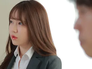 Sự cám dỗ tuyệt vời của người đẹp nhỏ nhắn với bộ ngực đẹp, bộ ngực cương cứng lớn của cô ấy thật quyến rũ và thân hình hoàn hảo, cô bé sạch sẽ của cô ấy nghe theo chỉ dẫn của người bạn sói để thể hiện nhiều thứ khác nhau, và cô ấy đưa mông ra để quyến rũ người bạn sói quan hệ tình dục với cô ấy!