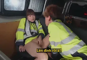 Cặp đôi trẻ trong nhà vệ sinh của trung tâm mua sắm